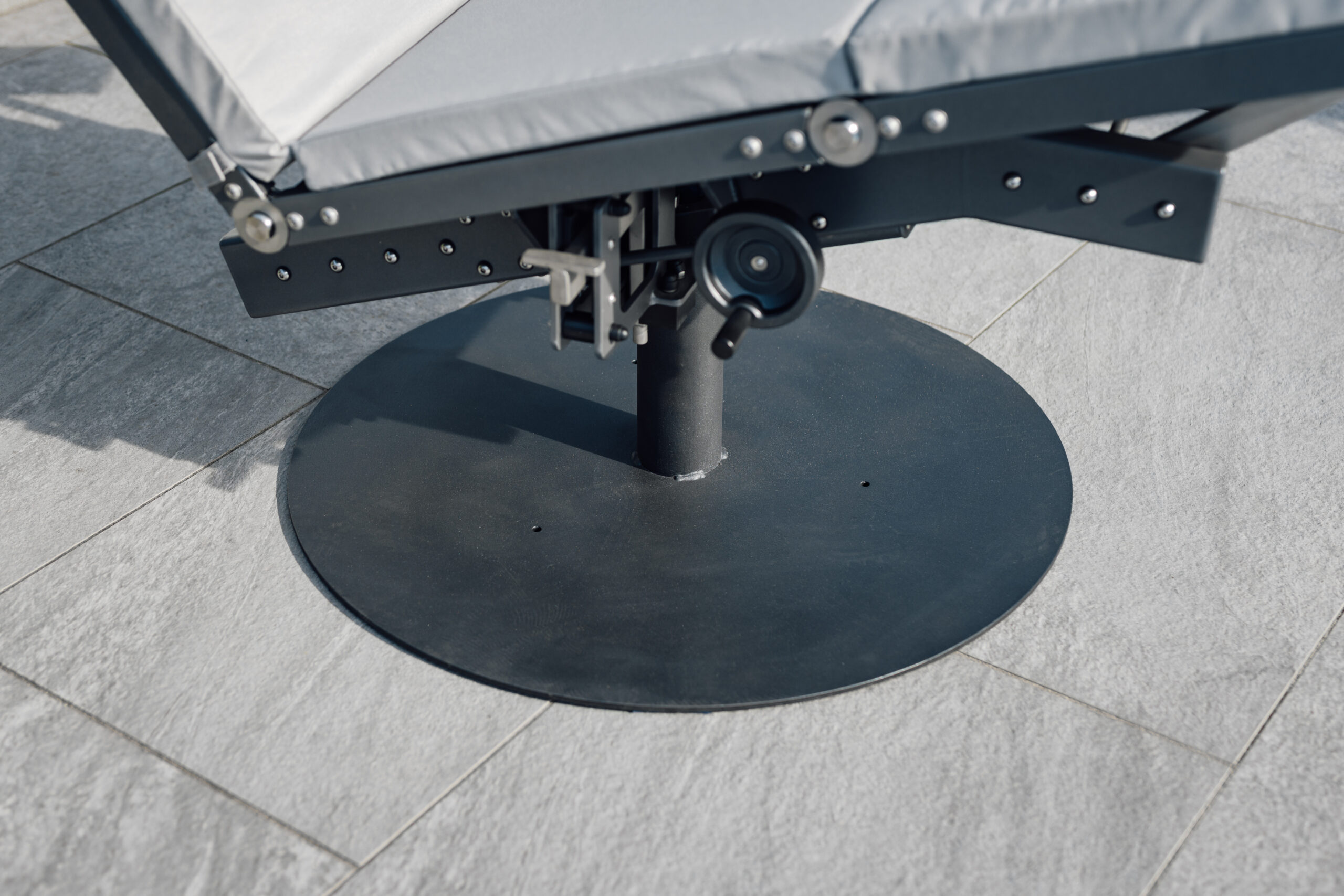 Die Liege Riviera – Detailansicht Standfuß und Verstellmechanik, gefertigt in Hüttlingen im Ostalbkreis