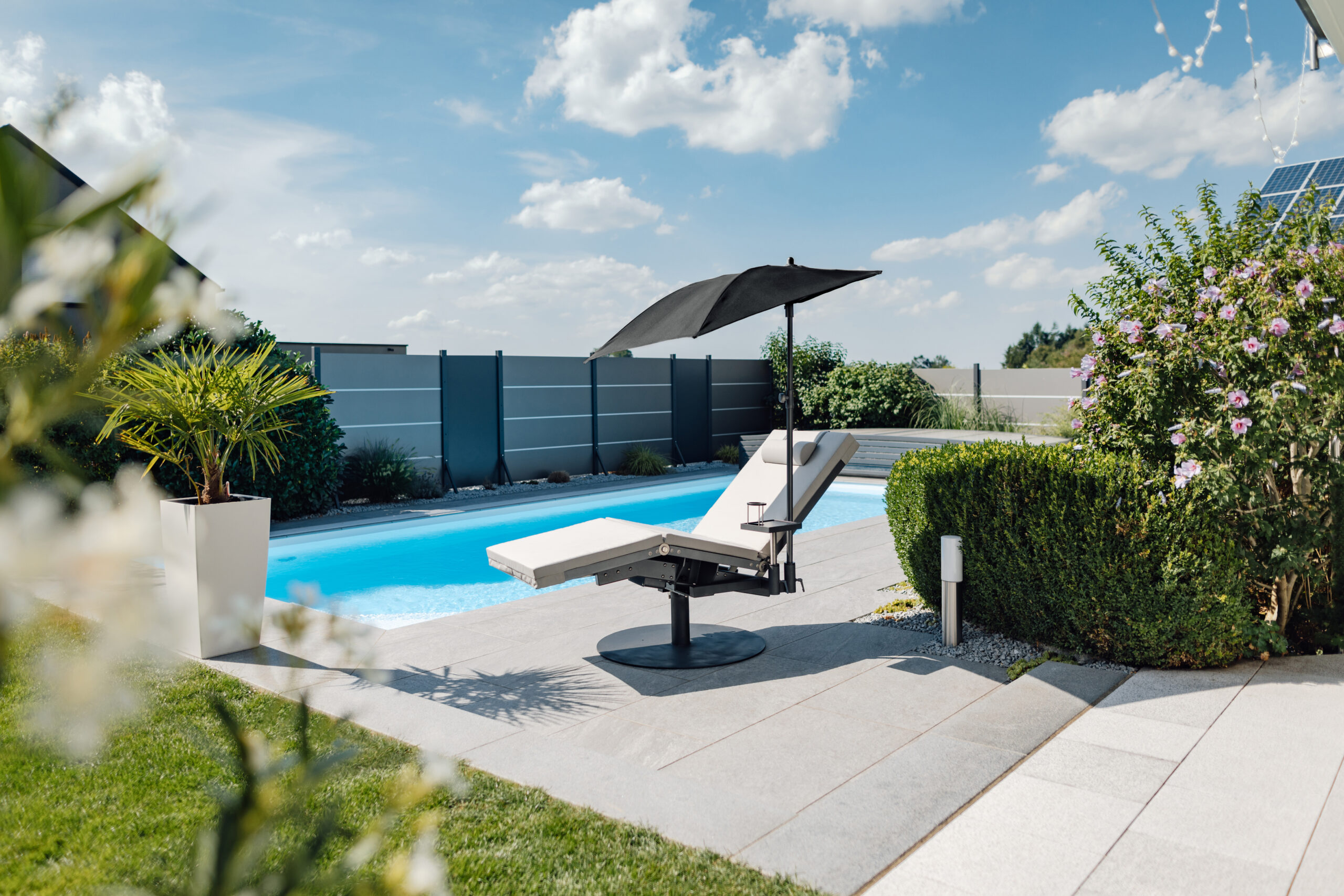 Die Liege Riviera – Premium Gartenliege mit Sonnenschirm am Pool