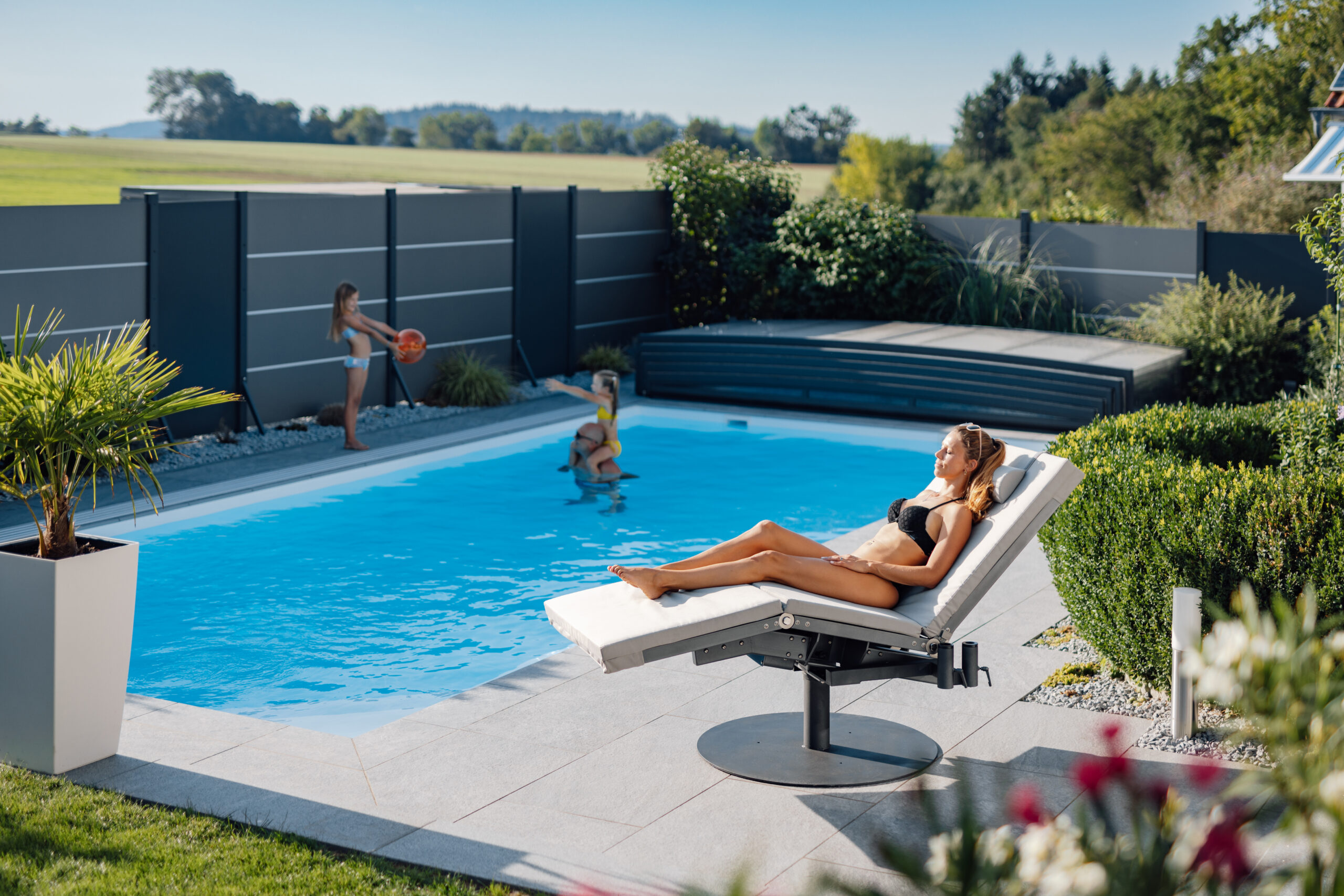 Die Liege Riviera am Pool – Premium Gartenliege verstellbar im Einsatz