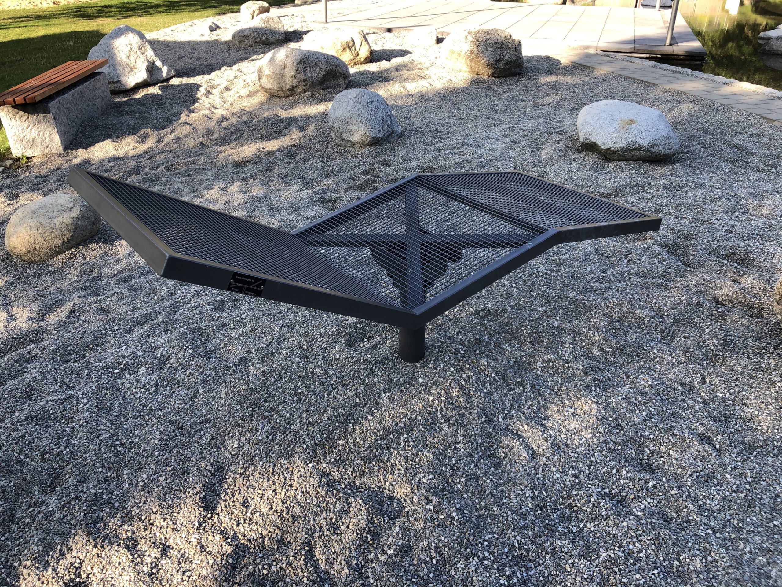 Die Liege Wannsee – Gestell im Abendlicht, Detailaufnahme