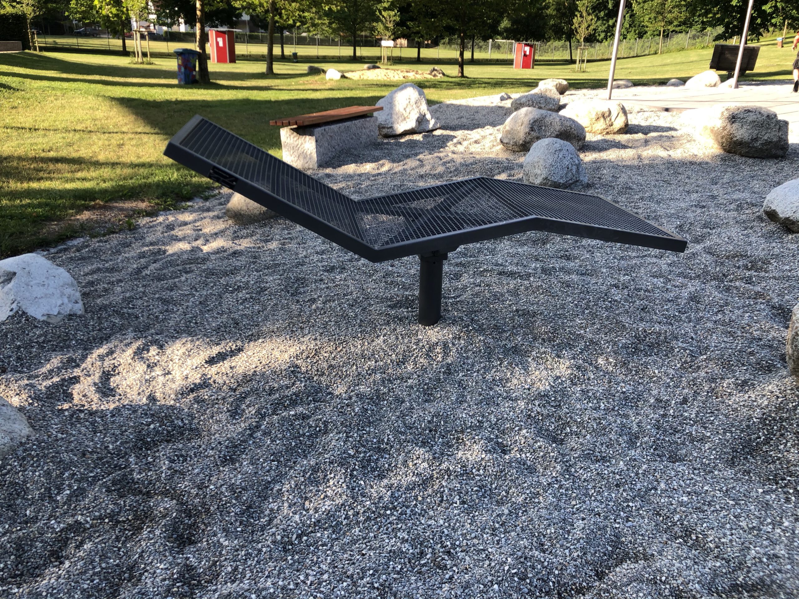 Die Liege Wannsee – Gartenliege am Strandbad, Seitenansicht Abendstimmung