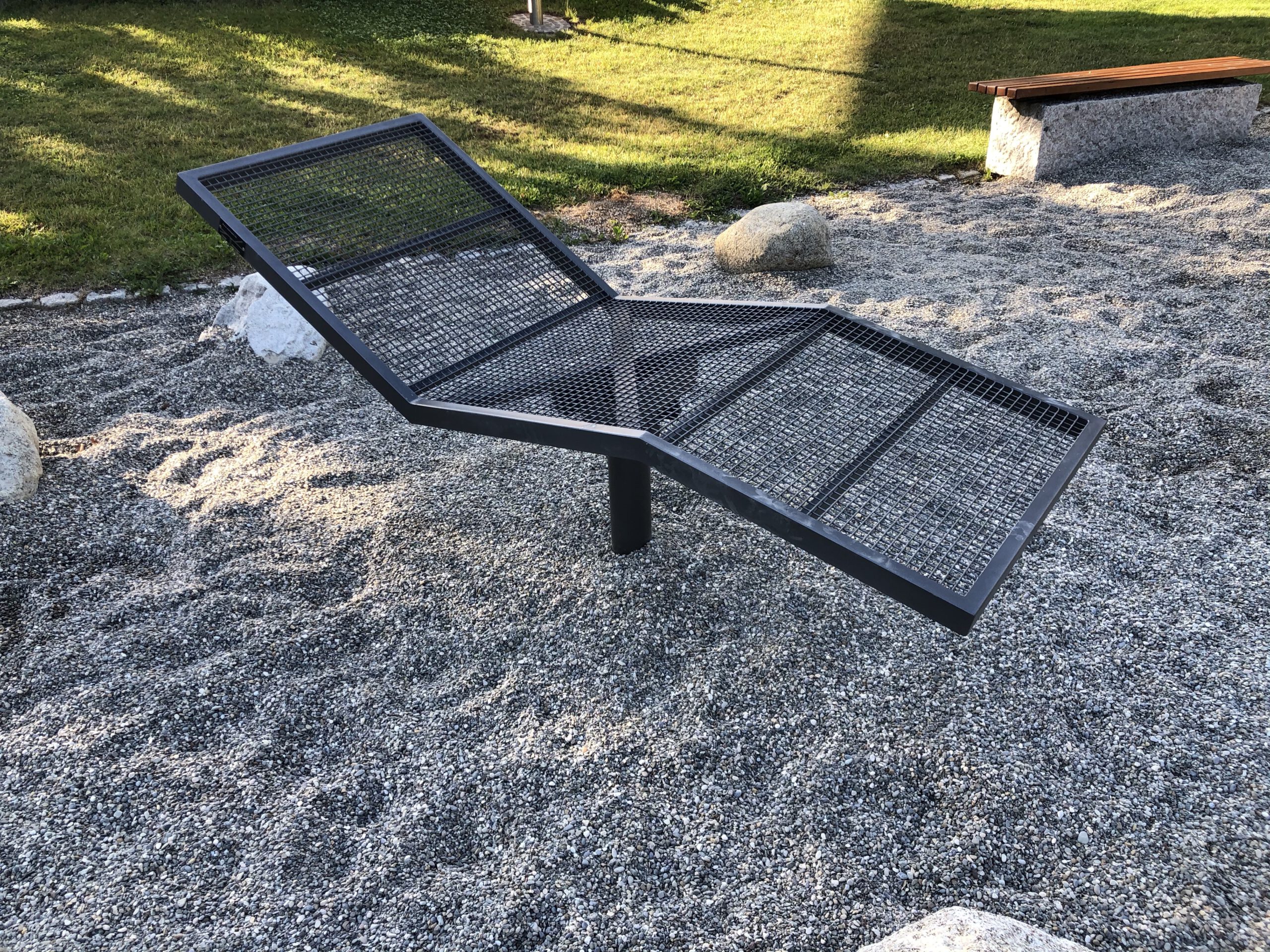 Die Liege Wannsee – Seitenansicht am Strandbad auf Kies